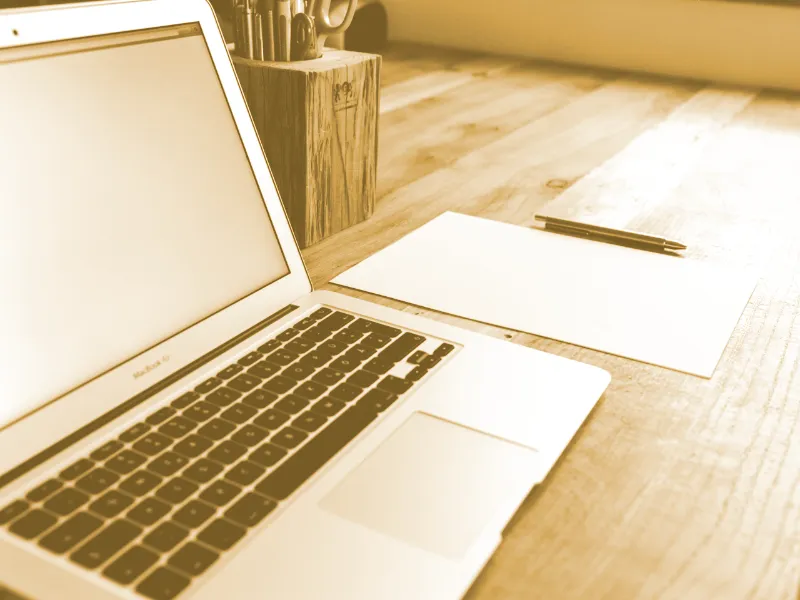 Laptop und Scheibmittel