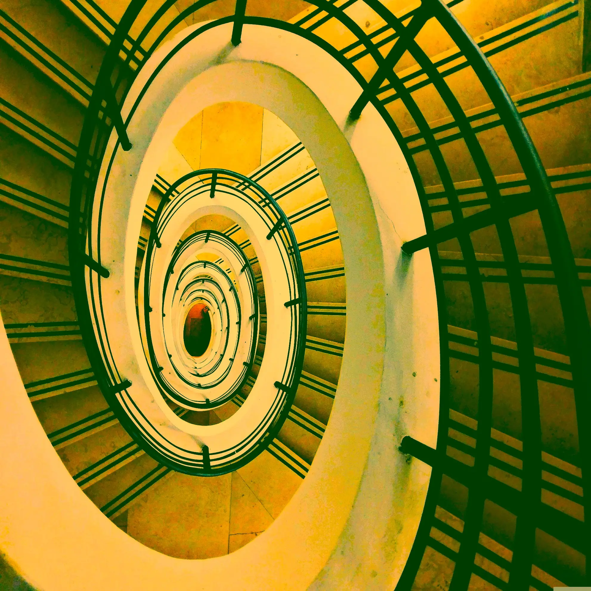 stairs-2339856-1 Alte Tür die offen ist